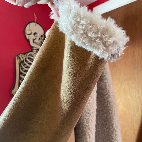 Stylish Tan Shearling and Suede Jacket - Picture 5 of 10